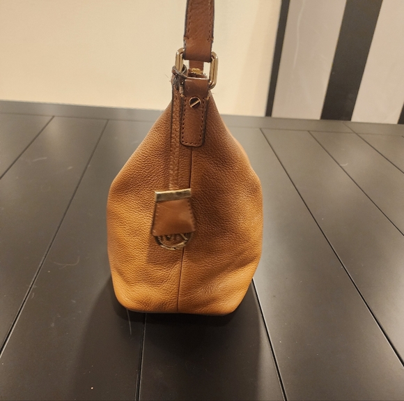 Michael Kors Lupita Medium Messenger bag in brown pebbled leather. - Picture 3 of 11